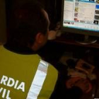 Un agente de la Guardia Civil mira los contenidos de una página web