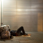 Persona sin techo duerme en la calle. MARTA PEREZ