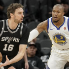 Pau Gasol, en acción, ante David West, en el cuarto partido de la eliminatoria