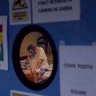 Un paciente enfermo de coronavirus, visto a través de la ventana interior de una unidad de cuidados intensivos. EFE