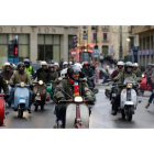 Medio centenar de vespas y lambretas tomaron parte en la tradicional ‘Scooter Run’ por las calles de León. FERNANDO OTERO