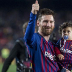 Messi da la vuelta al campo con Ciro, su tercer hijo, en brazos, en la fiesta del alirón tras el triunfo sobre el Levante.
