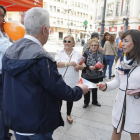 Campaña electoral de Ciudadanos en el rastro dominical de León. En la imagen, la candidata a la Alcaldía de la capital, Gemma Villarroel