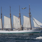 Embarcaciones de recreo navegan junto al buque escuela Juan Sebastián Elcano. ROMÁN RÍOS