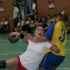 Gisbert intenta lanzar a portería con la oposición de una rival