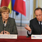 Merkel y Hollande intervienen en una rueda de prensa conjunta en el Elíseo, este miércoles.