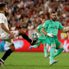 Benzema fue de nuevo el referente del Real Madrid en ataque y el autor del único gol del partido frente al Sevilla. JULIO MUÑOZ