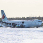 El A320 de Air Canada siniestrado en el aeropuerto de Halifax, este domingo.