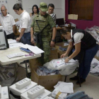 Miembros del Ejército custodian un colegio electroal en la ciudad de Culiacan, en Sinaloa, que se prepara para las elecciones de este domingo.
