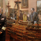 El vicealmirante Fernando Zumalacárregui, director del Museo Naval, con una reproducción del galeón. J. J. GUILLÉN