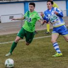 Nacho López pelea por el balón en un lance del partido ante un jugador de la Arandina. PACO SANTAMARÍA