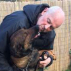 David Evans, sargento de policía, junto al perro al que cuida, Ivy, en una foto tomada por su hija Jenny Evans.