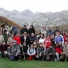 Alumnos y ponentes del curso de turismo en su visita a Vegabaño con Peñasanta al fondo