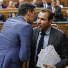 Sánchez felicita a Óscar Puente tras su intervención como portavoz del PSOE. DANIEL GONZÁLEZ