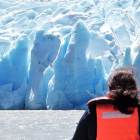 Un turista mientras observa el Glaciar Grey, el 25 de diciembre de 2022 en la Patagonia chilena JAVIER MARTÍN