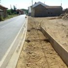 Colocación de aceras en la carretera de Santiago.