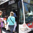 La falta de bonobuses en los estancos ha obligado al pago del billete ordinario.