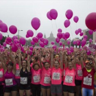 Participantes en la carrera sujetan globos en solidaridad con las enfermas de cáncer de mama, en una imagen de archivo