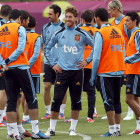 Sergio Ramos bromea con sus compañeros de la selección española durante el entrenamiento de ayer en Gniewino.