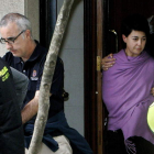 Alfonso Basterra y Rosario Porto, tras un registro en su casa el pasado día 18 de octubre .