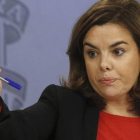 La vicepresidenta del Gobierno, Soraya Sáenz de Santamaría, en la rueda de prensa posterior al Consejo de Ministros de este viernes, 6 de marzo.
