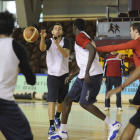 Quezada, en un entrenamiento, es el mejor recurso de Baloncesto León desde el perímetro.