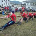 en la competición de tiro de soga, en pleno esfuerzo