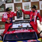 Sebastien Loeb (derecha) y su copiloto Daniel Elena (Citroën) posan tras adjudicarse el Rally de Gal