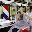 Una peluquería de León, durante la desescalada atiende a un cliente. MARCIANO PÉREZ