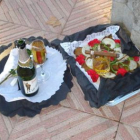 Velas y restos de comida, a la puerta de cementerio en el 2009.