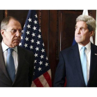 Serguei Lavrov (izquierda) y John Kerry, durante el encuentro que han tenido en Londres, este viernes.