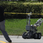 Un robot de desactivación de explosivos en la oficina de correos de Miami de donde se sospecha que salieron los paquetes bomba.