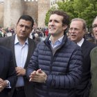 Pablo Casado acompañado por los candidatos abulenses del PP. RAÚL SANCHIDRIÁN