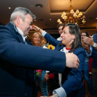 El candidato al Congreso por León de Ciudadanos, Justo Fernández, celebra los resultados electorales junto a la candidata a la Alcaldía de León, Gemma Villarroel