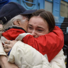 Una abuela retenida en Jersón se abraza a su nieta, que acaba de llegar en tren. OLEG PETRASYUK