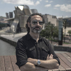 El escritor asturiano de ascendencia vasca Jon Bilbao, con el Museo Guggenheim al fondo.