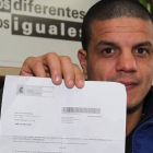 Aziz muestra la respuesta del Sepe a su escrito de alegaciones ante la sanción impuesta por salir sin pedir permiso.