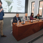 Emilio Gancedo, Joaquín Otero, Pepe Villa, Nuria Rubial (organizadora del evento) y Natalia Álvarez, ayer en el Instituto Leonés de Cultura. CAMPILLO