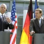 Powell y Schroeder durante la comparecencia posterior a la reunión que mantuvieron ayer en Berlín