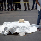 Peritos forenses recogen información en el sitio donde fue asesinado el escritor mexicano Javier Valdez Cárdenas