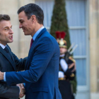 Emmanuel Macron saluda a Pedro Sanchez ayer, en el Palacio del Elíseo. CHRISTOPHE PETIT TESSON