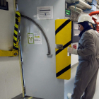 Un operario en la central nuclear de Santa María de Garoña.