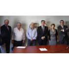 Los empresarios distinguidos con las menciones especiales, con el presidente de la Fele, Javier Cepedano.