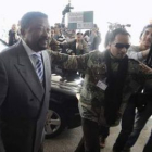 El presidente de la Comisión de la UA, Jean Ping, llega a la cita con los dirigentes rebeldes.