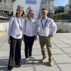 Mónica García, Pilar García y Enrique Blanco, representantes del centro leonés en Bruselas. DL