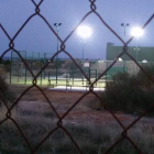 Los ocho focos de la pista de pádel de Ferral del Bernesga se han colocado en cuatro torretas. DL