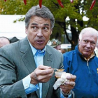 Trago amargo de Rick Perry, durante una visita de campaña electoral en New Hampshire, el sábado.