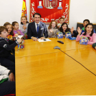 Suárez Auiñones, con los hijos de los empleados.