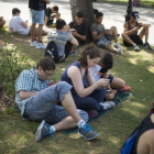 Usuarios de Pokémon Go en el Parque de la Ciutadella de Barcelona.