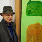 Antón Lamazares, junto a uno de los cuadros que ha llevado hasta la galería leonesa.